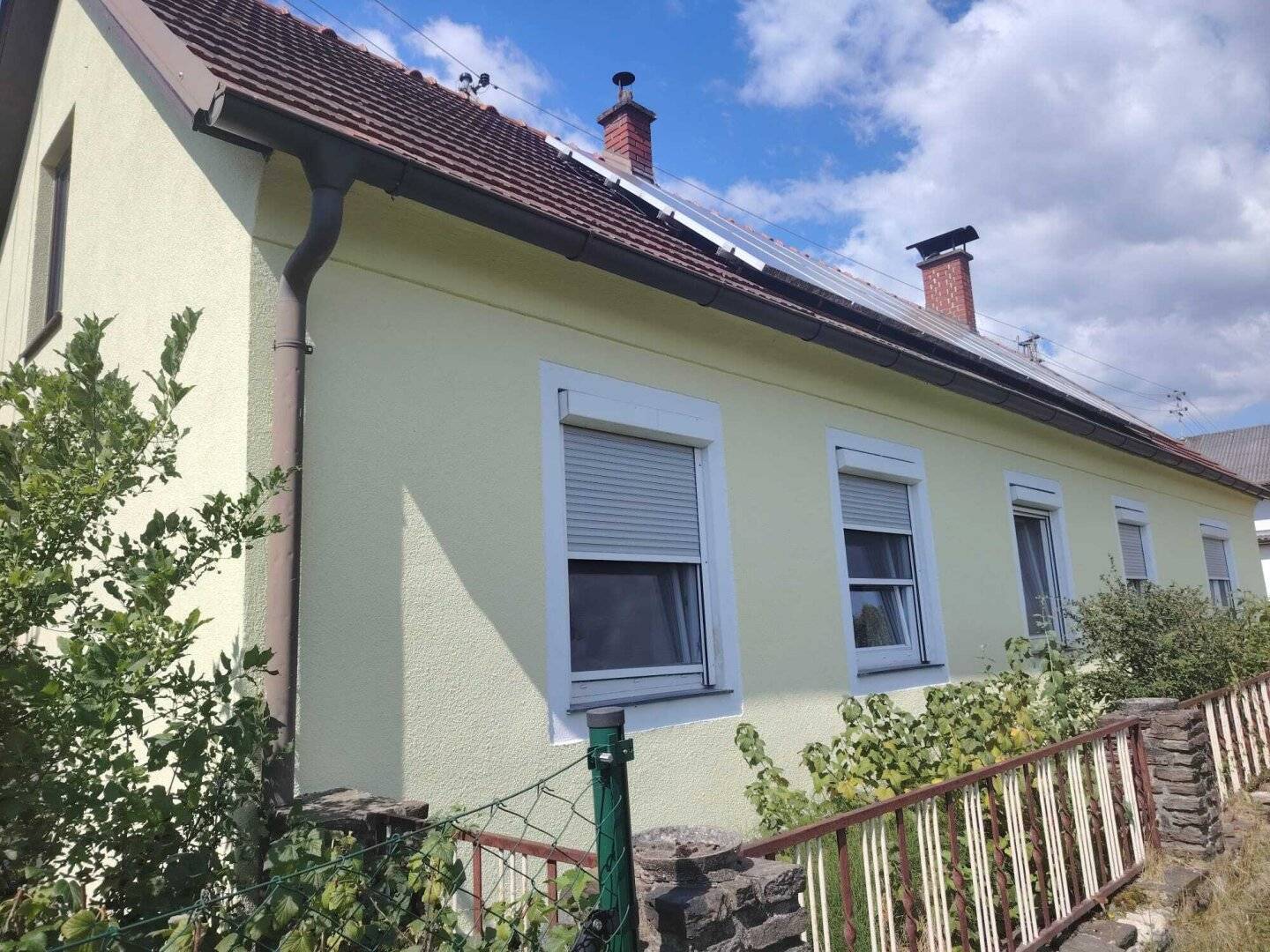 Einziehen &amp; wohlfühlen – gepflegtes Einfamilienhaus mit Photovoltaik, idyllischem Innenhof und großem Nebengebäude