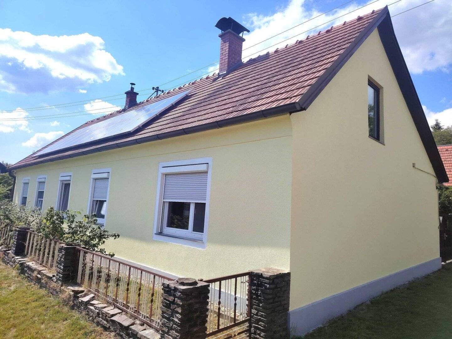 Einziehen &amp; wohlfühlen – gepflegtes Einfamilienhaus mit Photovoltaik, idyllischem Innenhof und großem Nebengebäude