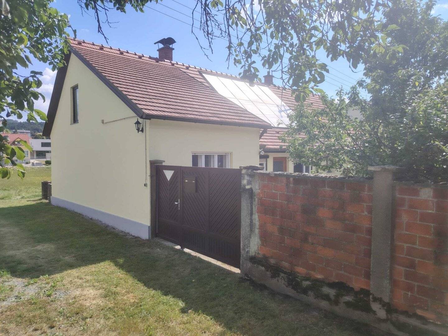Einziehen &amp; wohlfühlen – gepflegtes Einfamilienhaus mit Photovoltaik, idyllischem Innenhof und großem Nebengebäude