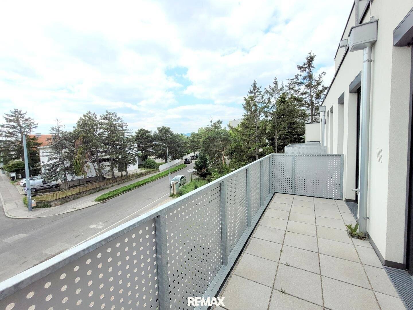 First occupancy Superb 2-room apartment with balcony