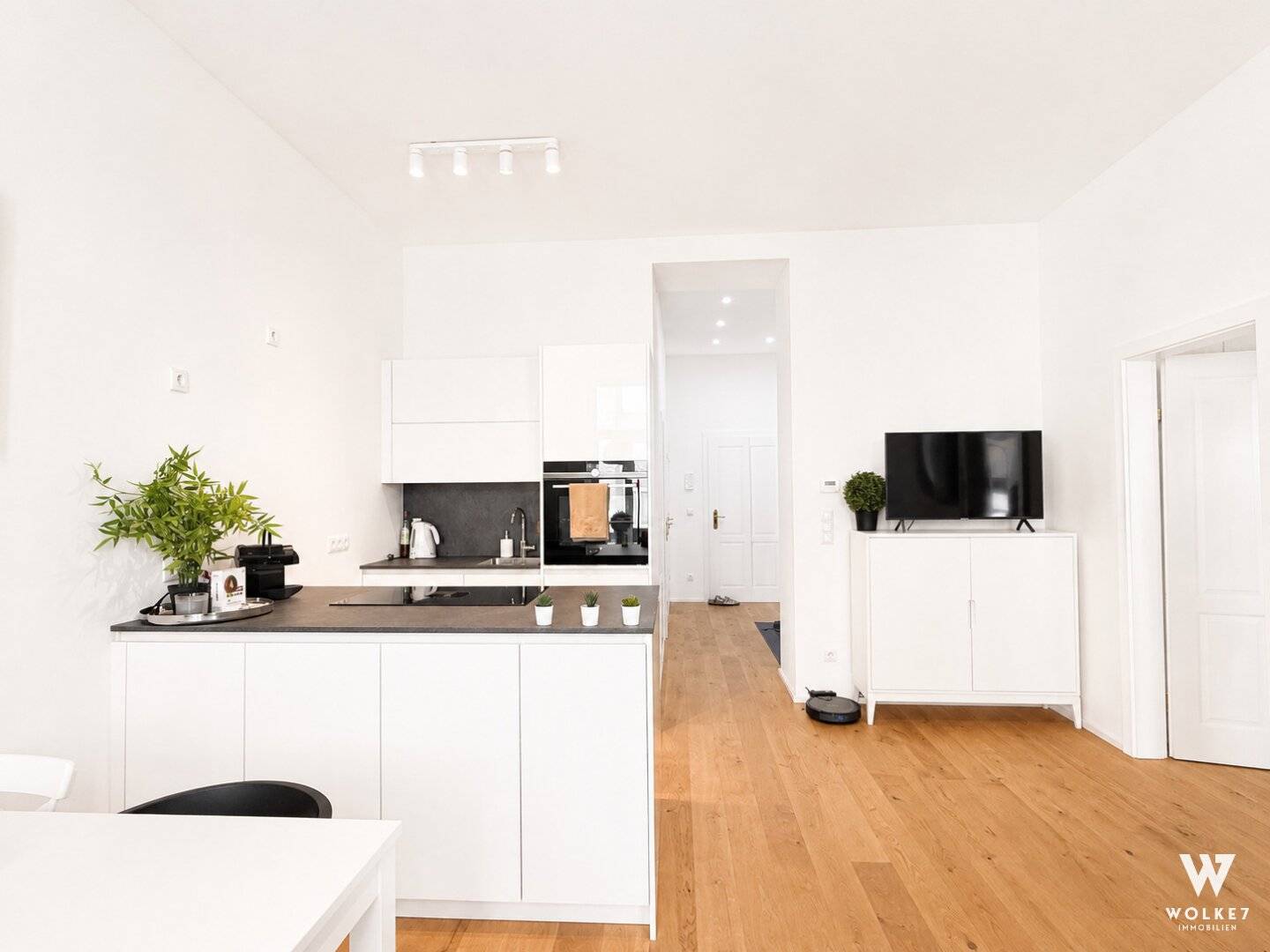 Stylish old building apartment with high-quality fittings and perfect transport connections – 2 rooms in 1150 Wien