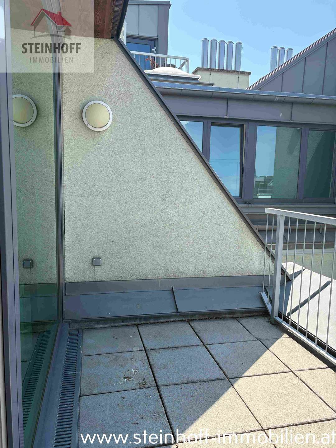 Bright penthouse apartment with terrace and air conditioning