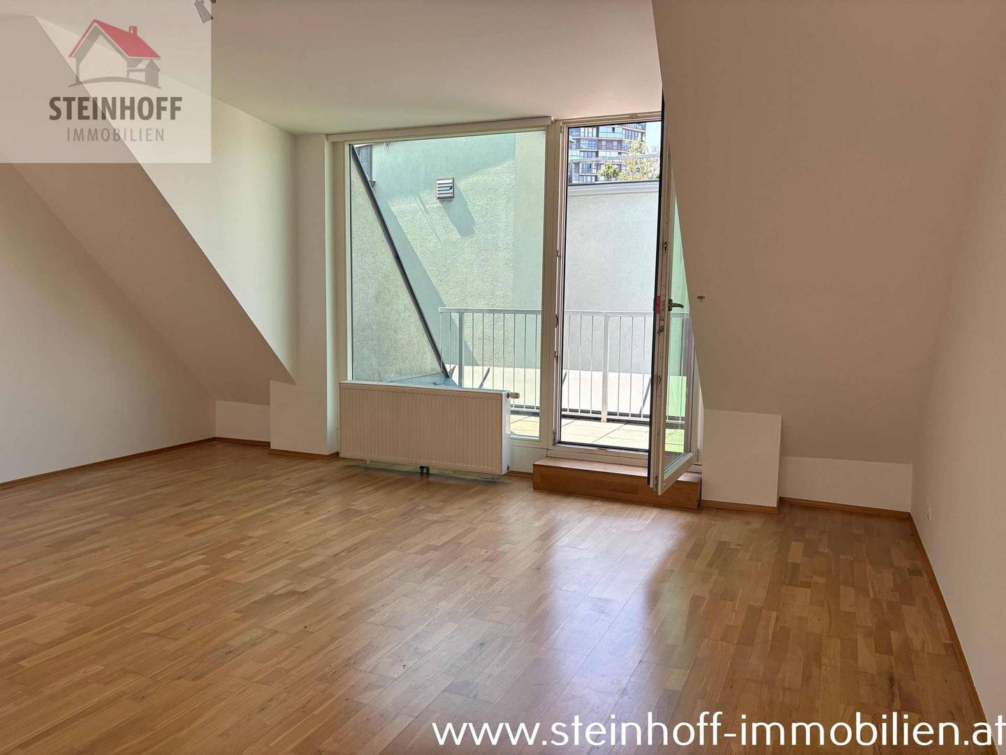 Bright penthouse apartment with terrace and air conditioning