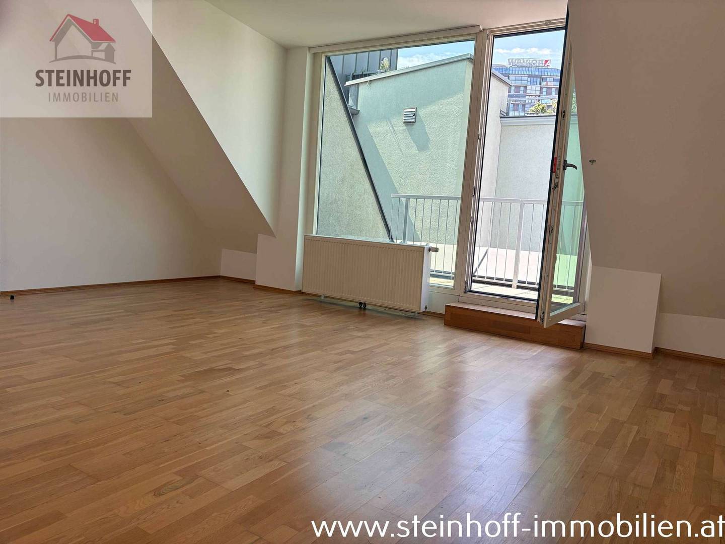 Bright penthouse apartment with terrace and air conditioning