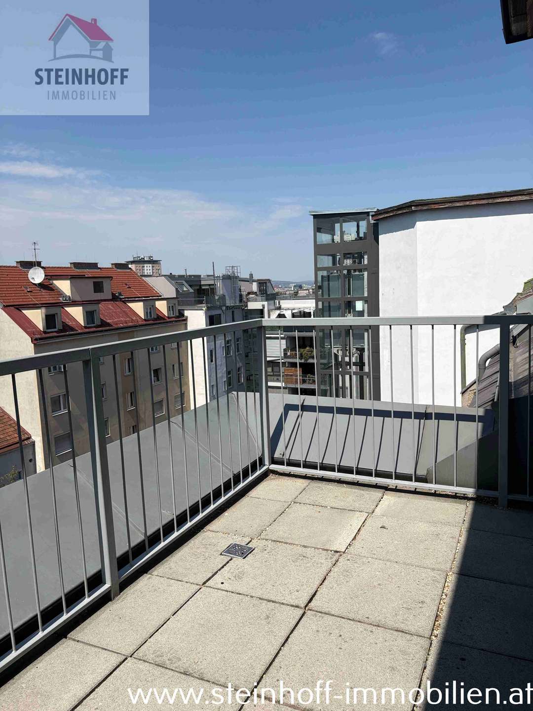 Bright penthouse apartment with terrace and air conditioning