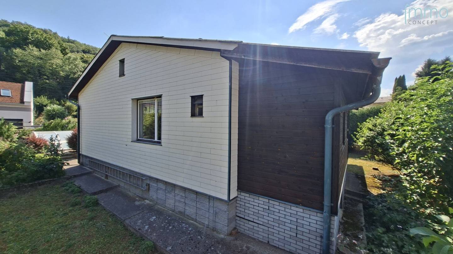 individually expandable 3-room Vienna Woods bungalow in level sunny location