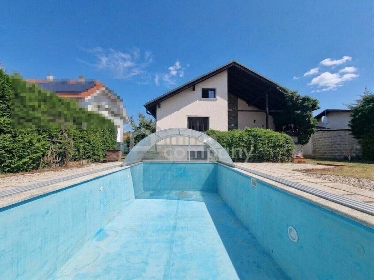Charmantes Einfamilienhaus mit 8m Pool, 25m² Terrasse und viel Platz
