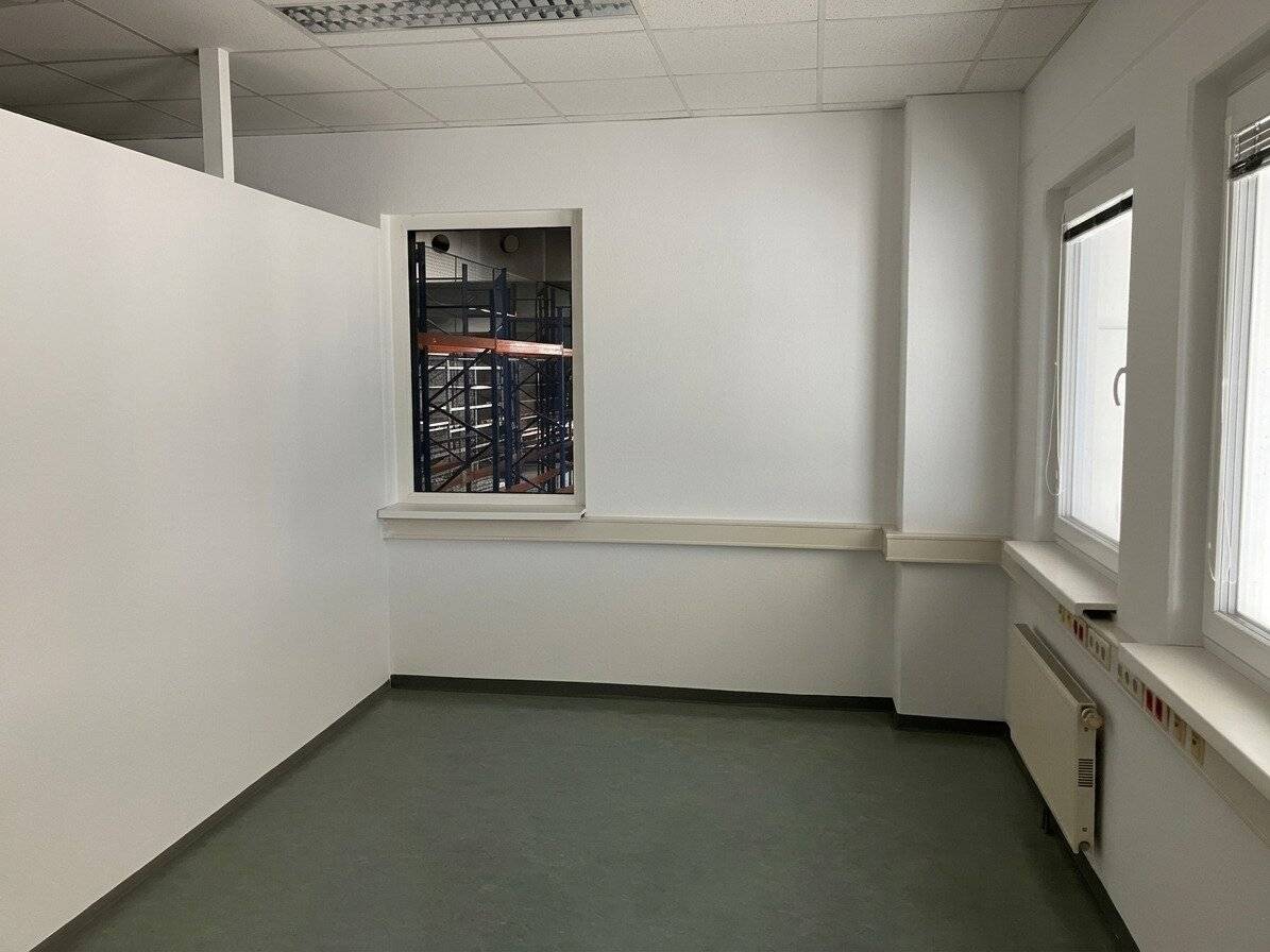Centrally located hall with ramps and offices - IZ-NÖ Süd.