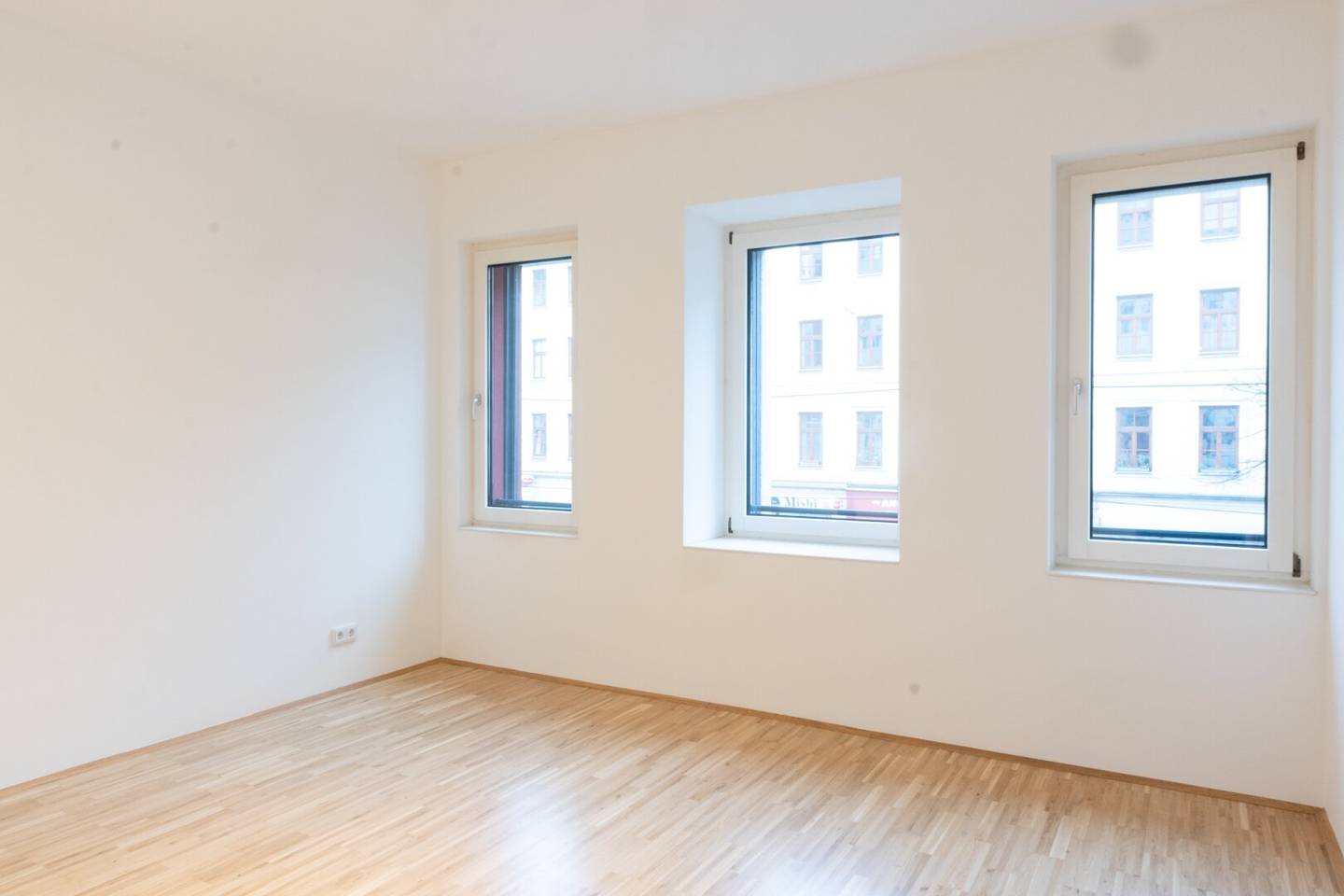 Neuwertige 2-Zi-Wohnung 44m² mit Fußbodenheizung , Fitnessraum und Sauna im Haus &amp; U-Bahn Nähe in 1040 Wien!