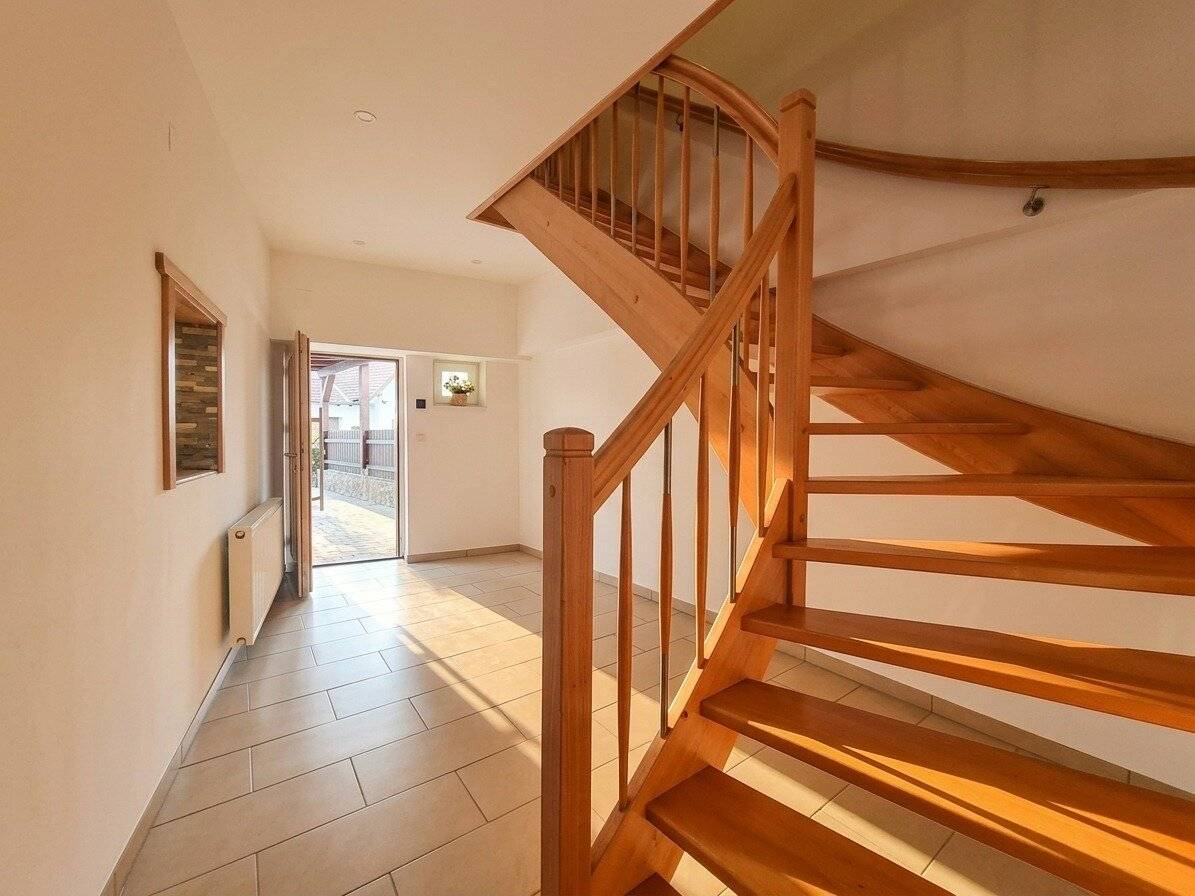 Spacious living on 150 m² with roof terrace, sun sail and carport – immediate occupancy