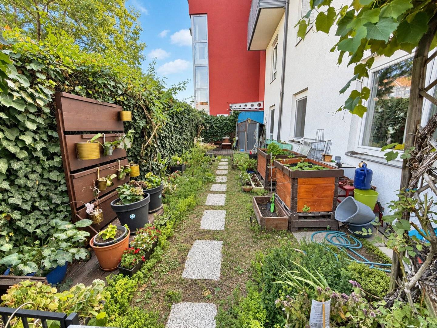 GARTENWOHNUNG in Mödling | 3 Zimmer | Terrasse &amp; Eigengarten | Tiefgarage | ca. 85 m² gew. NFL