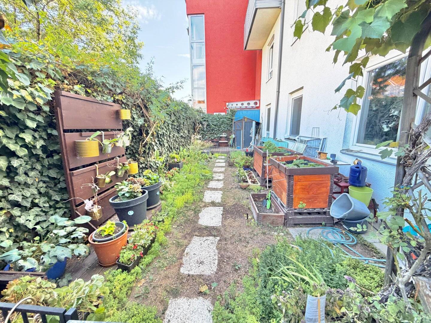 GARTENWOHNUNG in Mödling | 3 Zimmer | Terrasse &amp; Eigengarten | Tiefgarage | ca. 85 m² gew. NFL