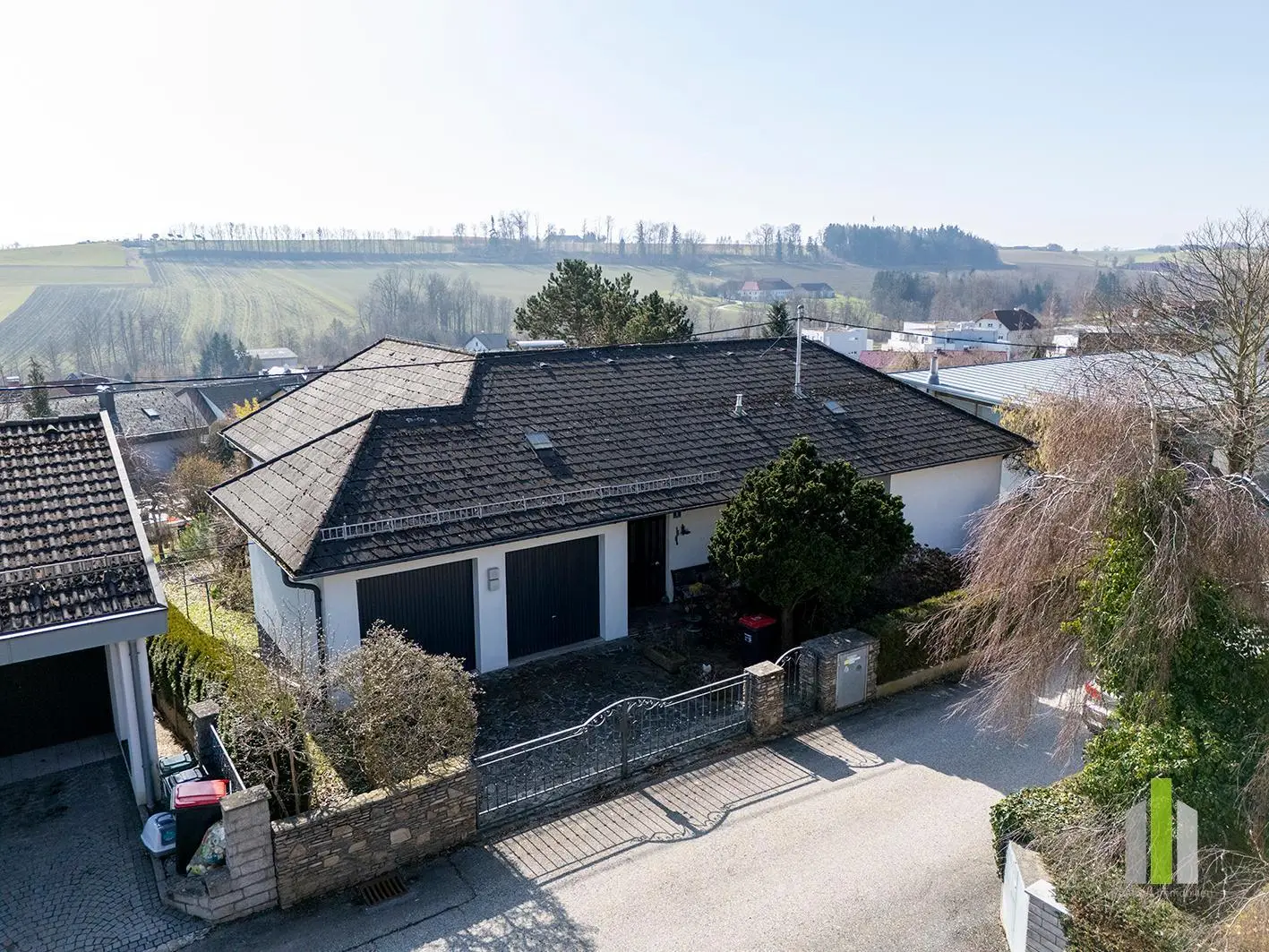 Family apartment on hillside with garden and double garage
