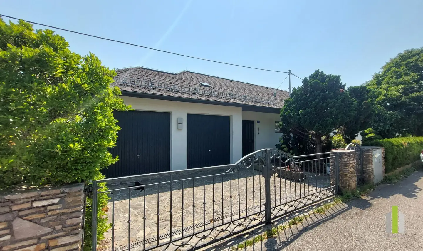 Family apartment on hillside with garden and double garage