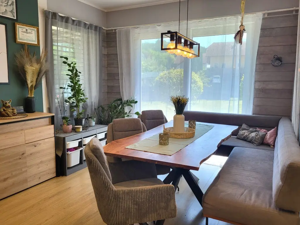 Neuwertige Familienwohnung mit eingezäuntem Garten