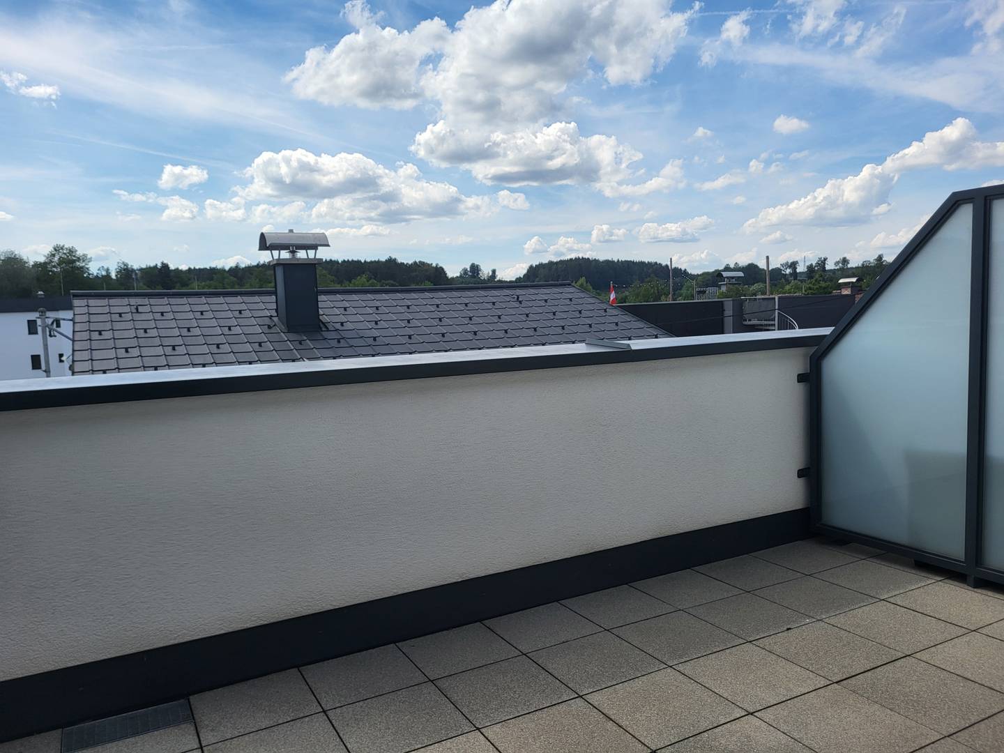 Neuwertige Wohnung mit großer Dachterrasse und zwei Stellplätzen
