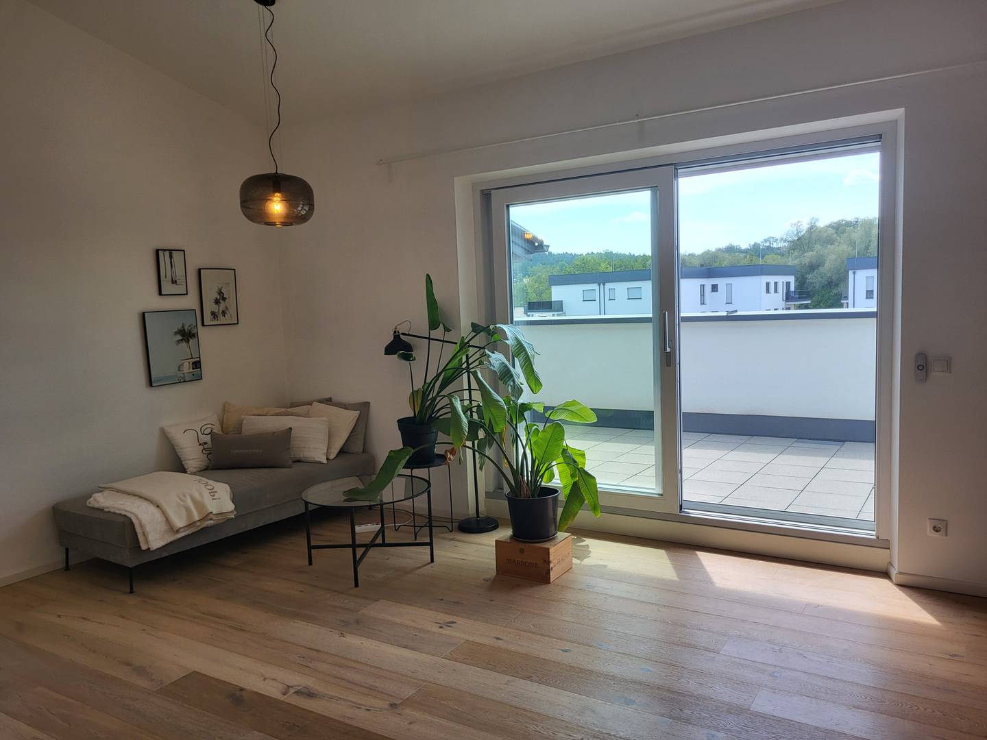 Neuwertige Wohnung mit großer Dachterrasse und zwei Stellplätzen