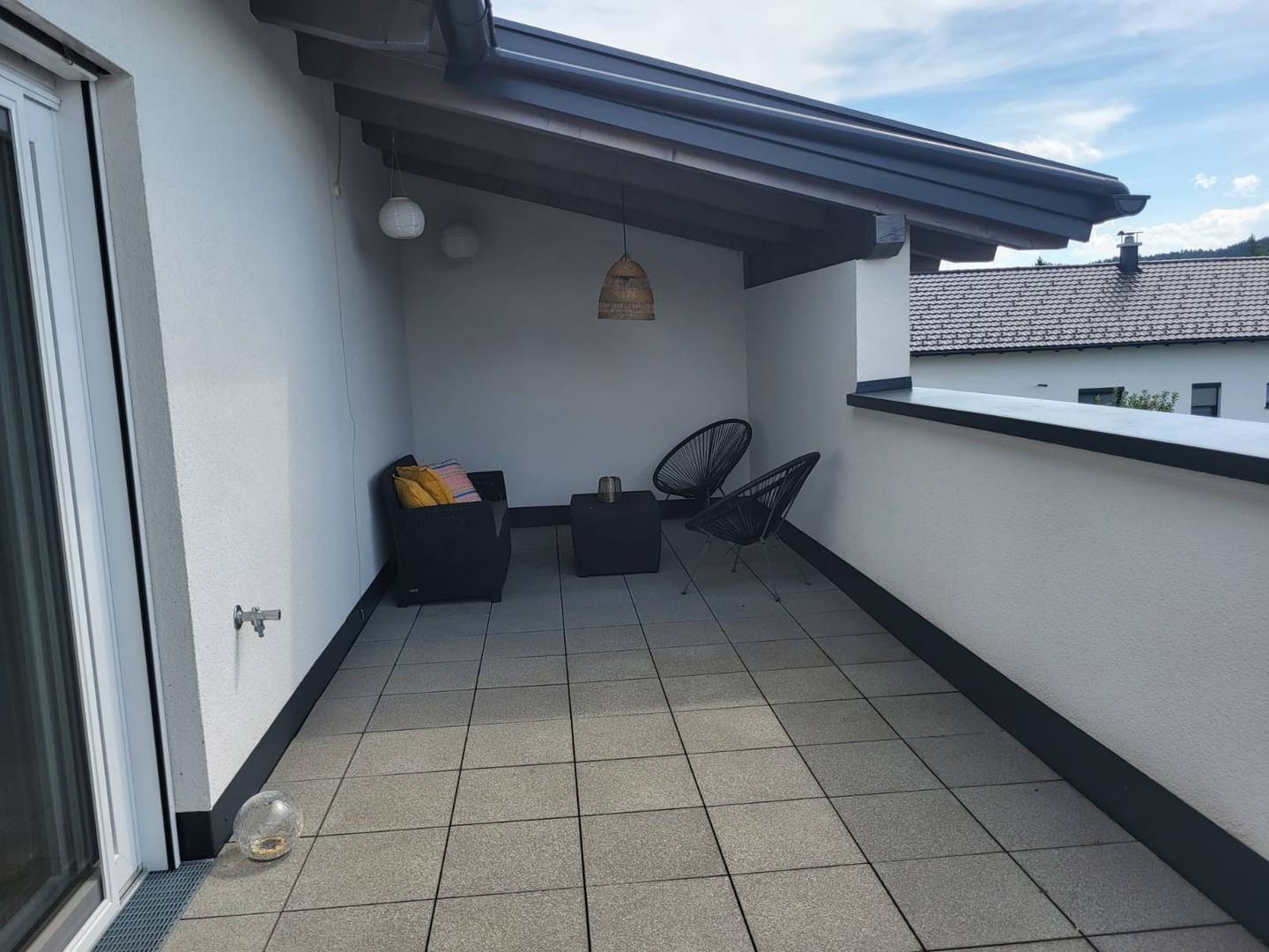 Neuwertige Wohnung mit großer Dachterrasse und zwei Stellplätzen