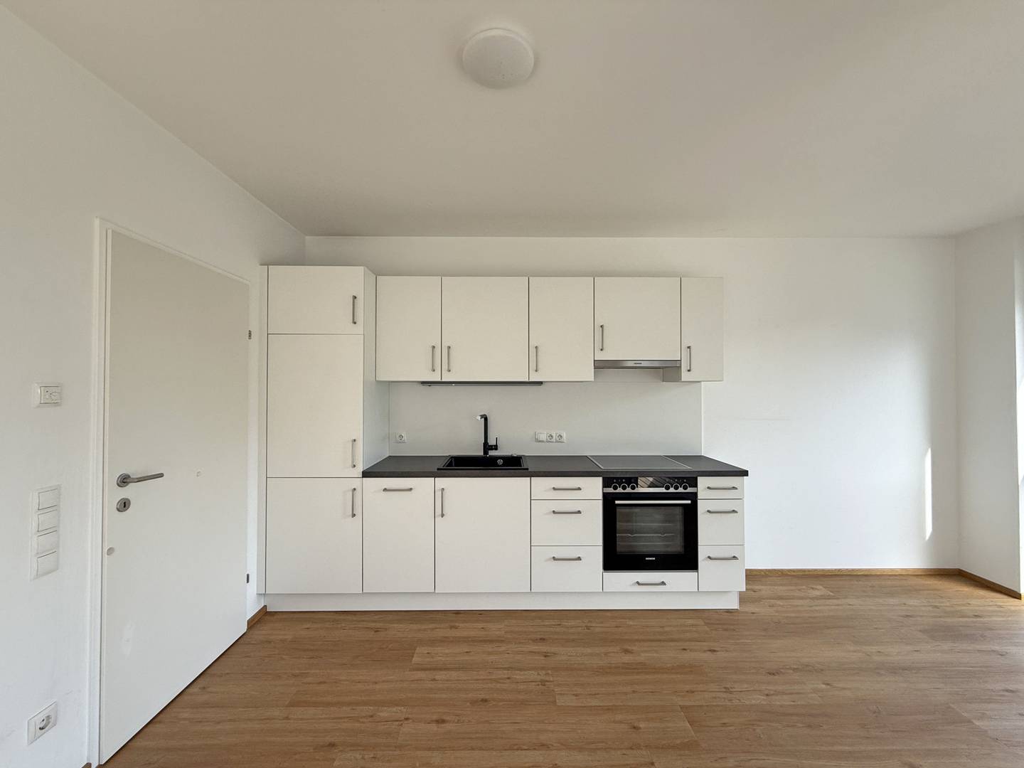 Helle Wohnung mit moderner Einbauküche und überdachtem Balkon