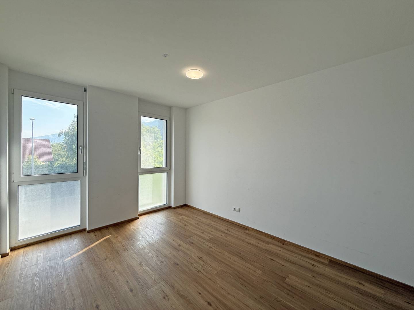 Helle Wohnung mit moderner Einbauküche und überdachtem Balkon