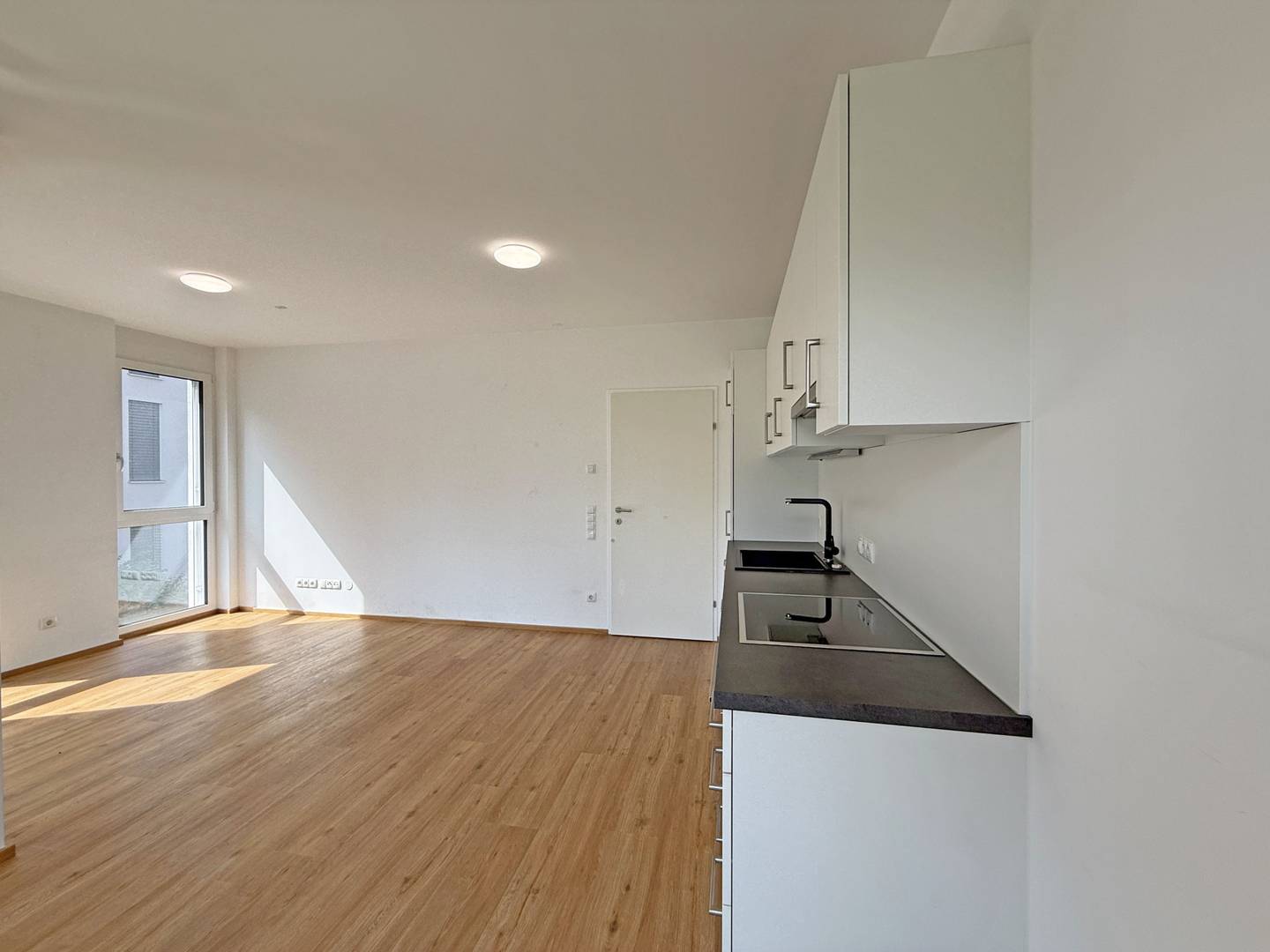 Helle Wohnung mit moderner Einbauküche und überdachtem Balkon