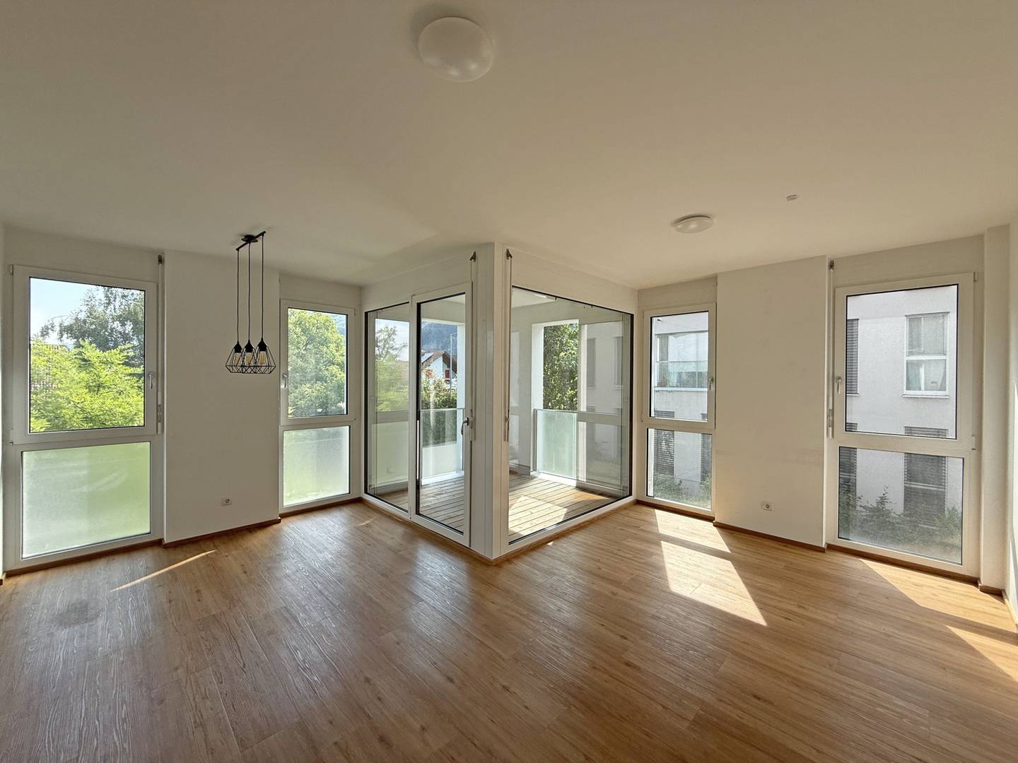 Helle Wohnung mit moderner Einbauküche und überdachtem Balkon
