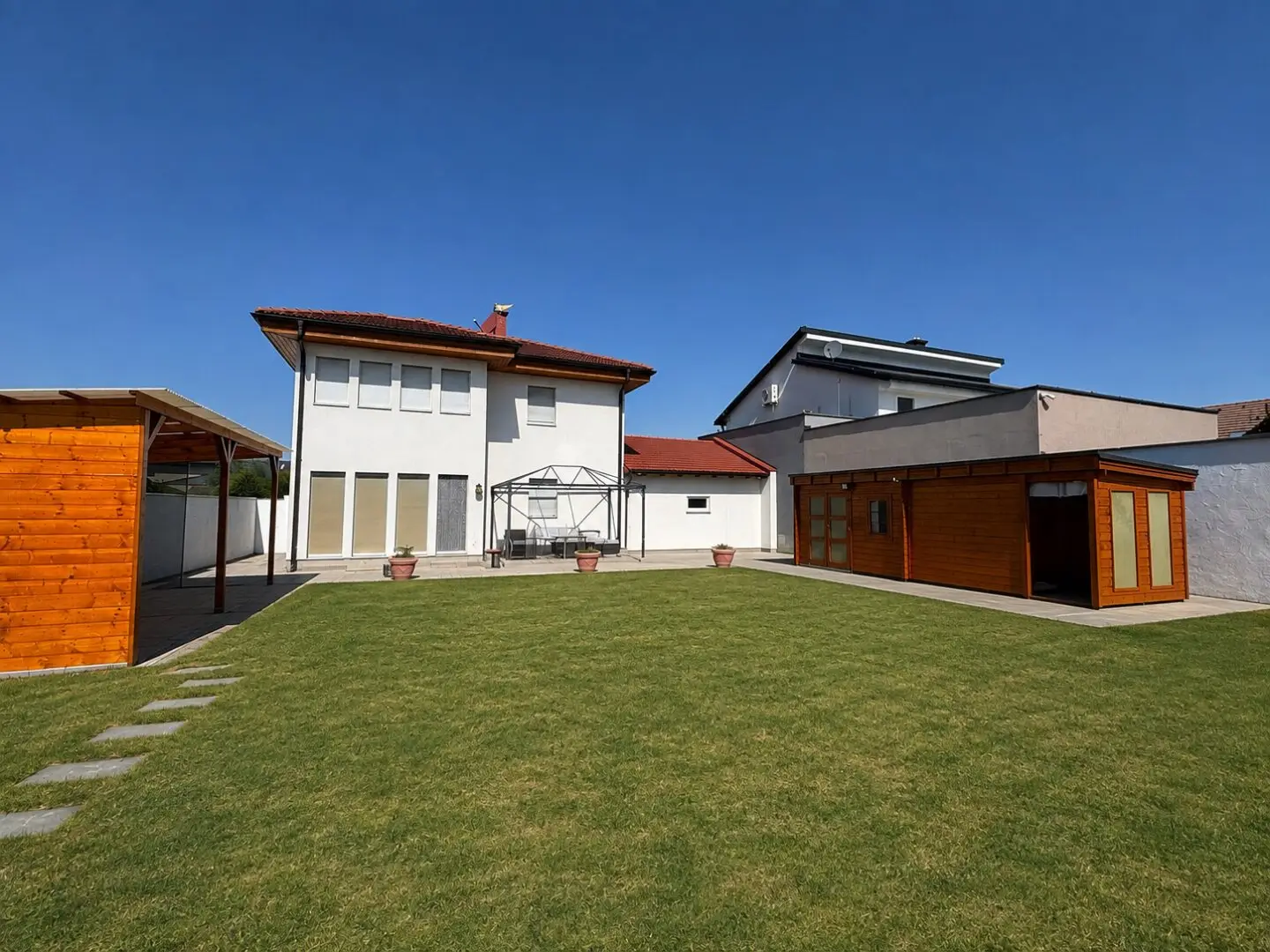 Mönchhof, modern low energy house in quiet edge of town location