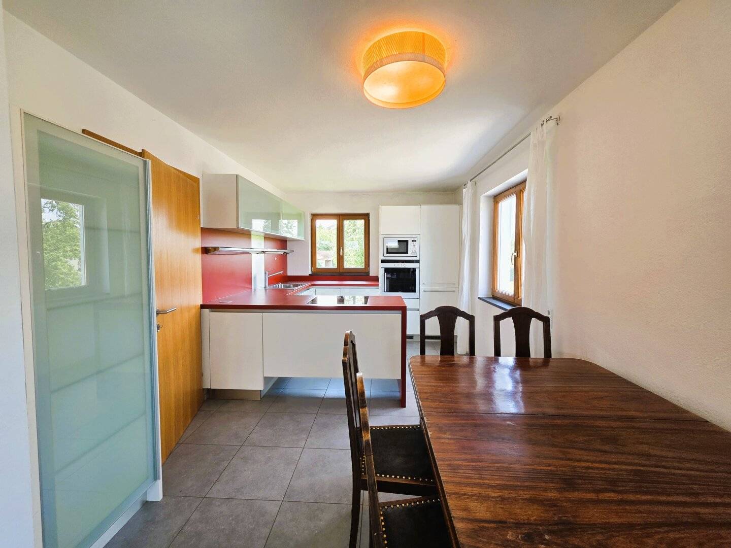 Sehr gepflegtes Wohnhaus mit 2 Wohneinheiten, vier Garagen und Werkstatt