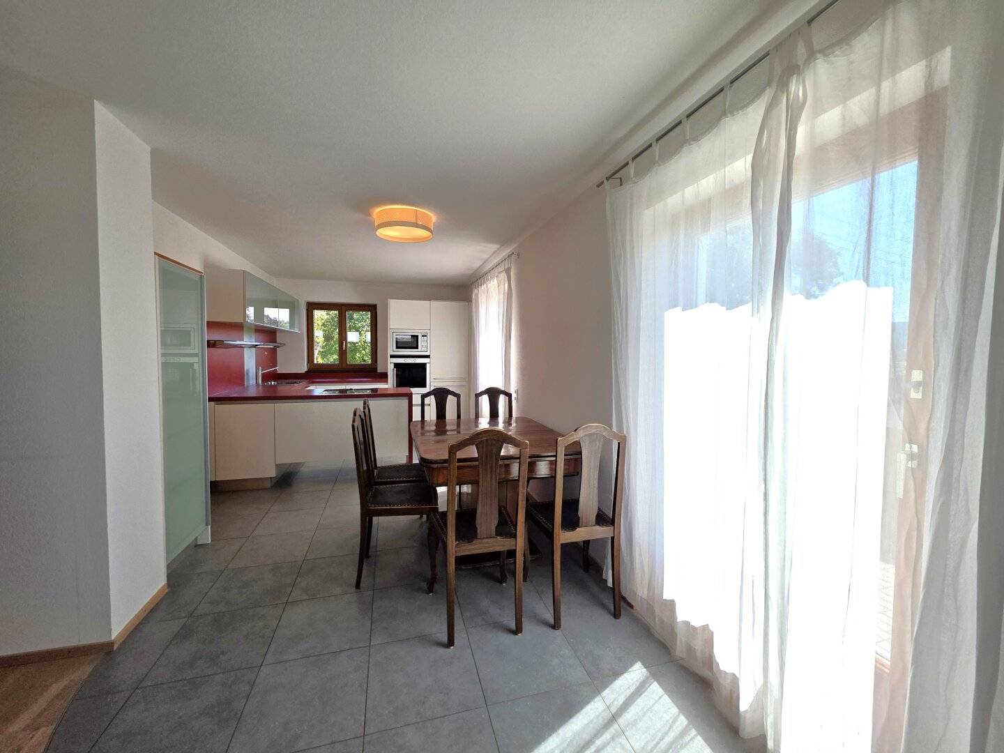 Sehr gepflegtes Wohnhaus mit 2 Wohneinheiten, vier Garagen und Werkstatt