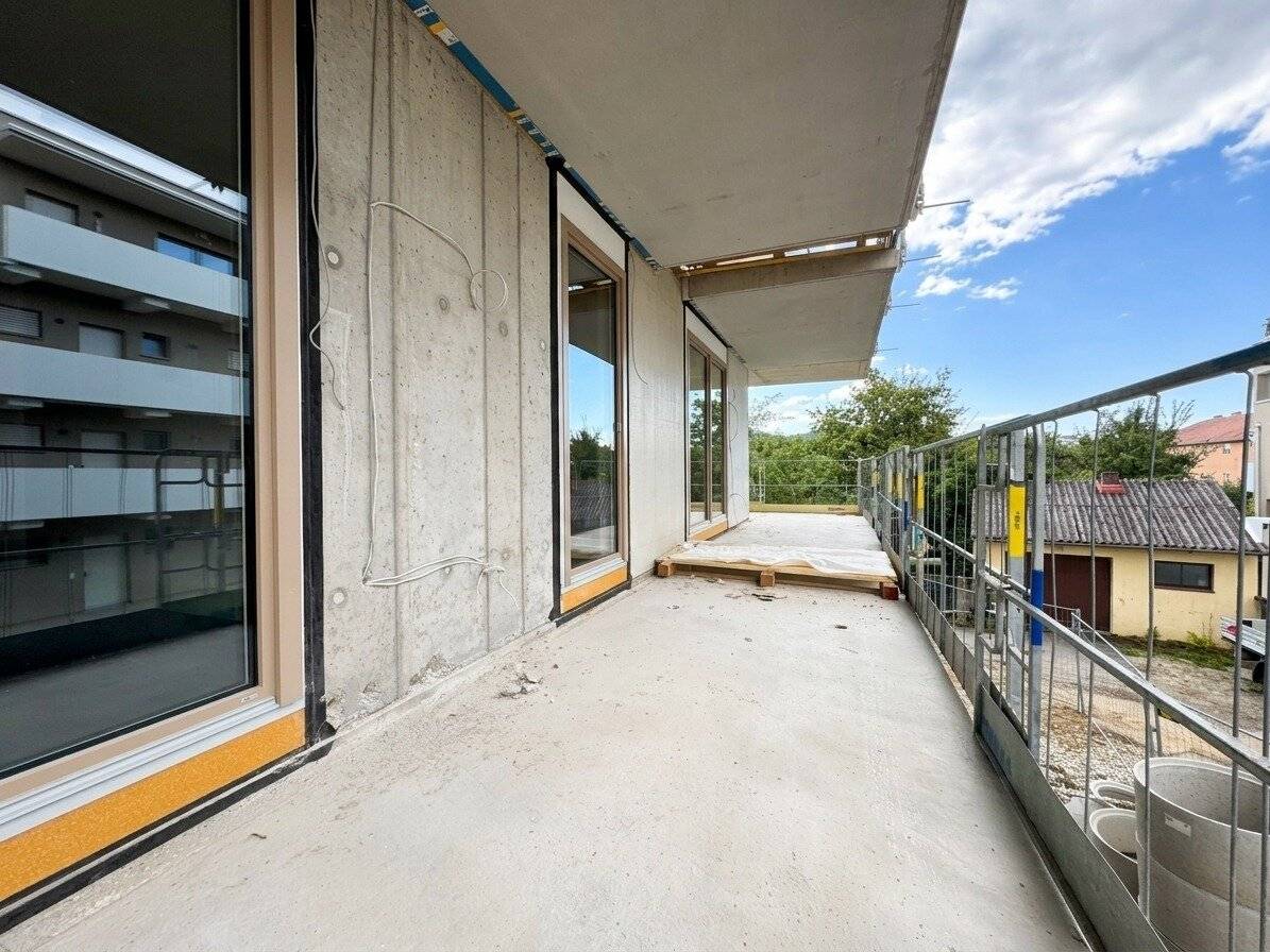 The balcony is larger than your living room: 3 rooms plus 37 m² outdoor space in Andritz