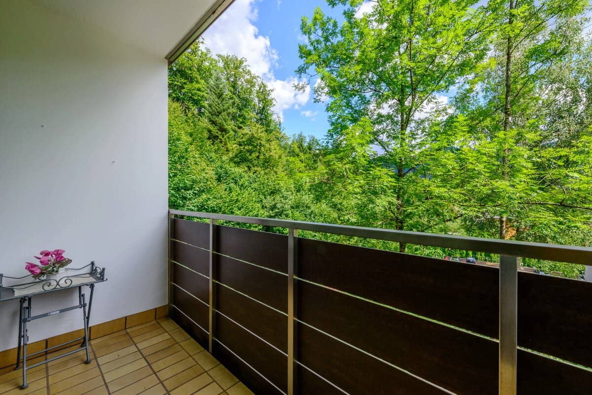 4-room condominium with spacious layout and four loggias