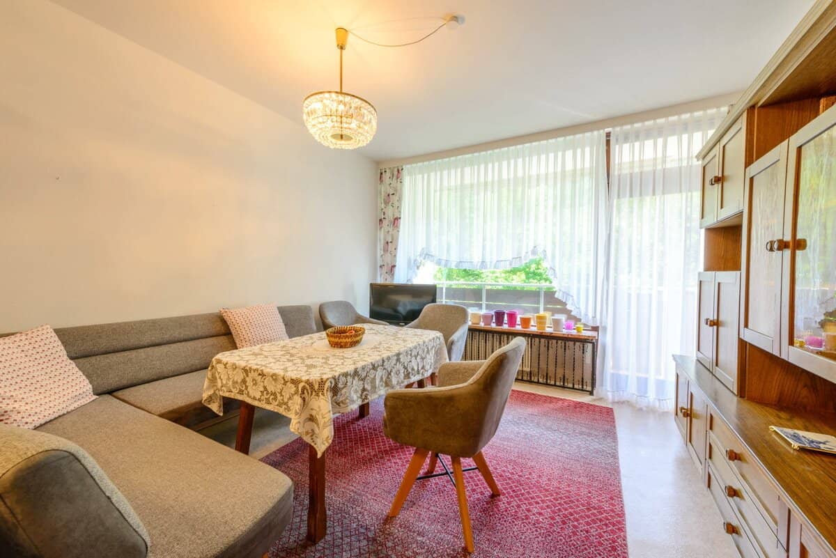 4-room condominium with spacious layout and four loggias