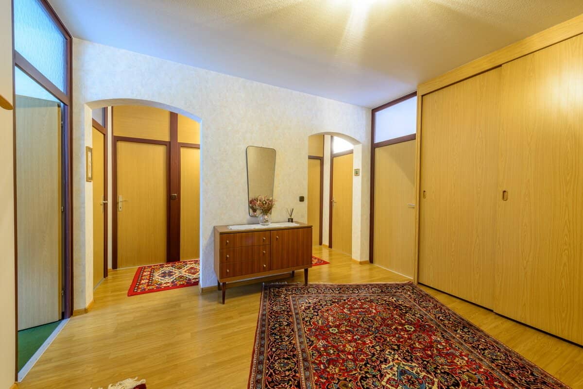 4-room condominium with spacious layout and four loggias