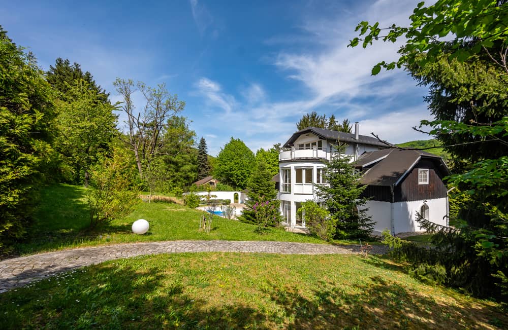 Großzügige familienwohnung mit Pool und privatem Garten
