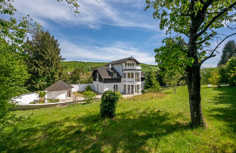 Großzügige familienwohnung mit Pool und privatem Garten