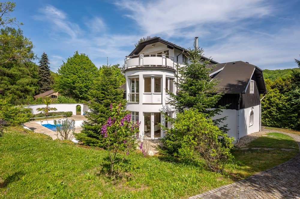 Großzügige familienwohnung mit Pool und privatem Garten