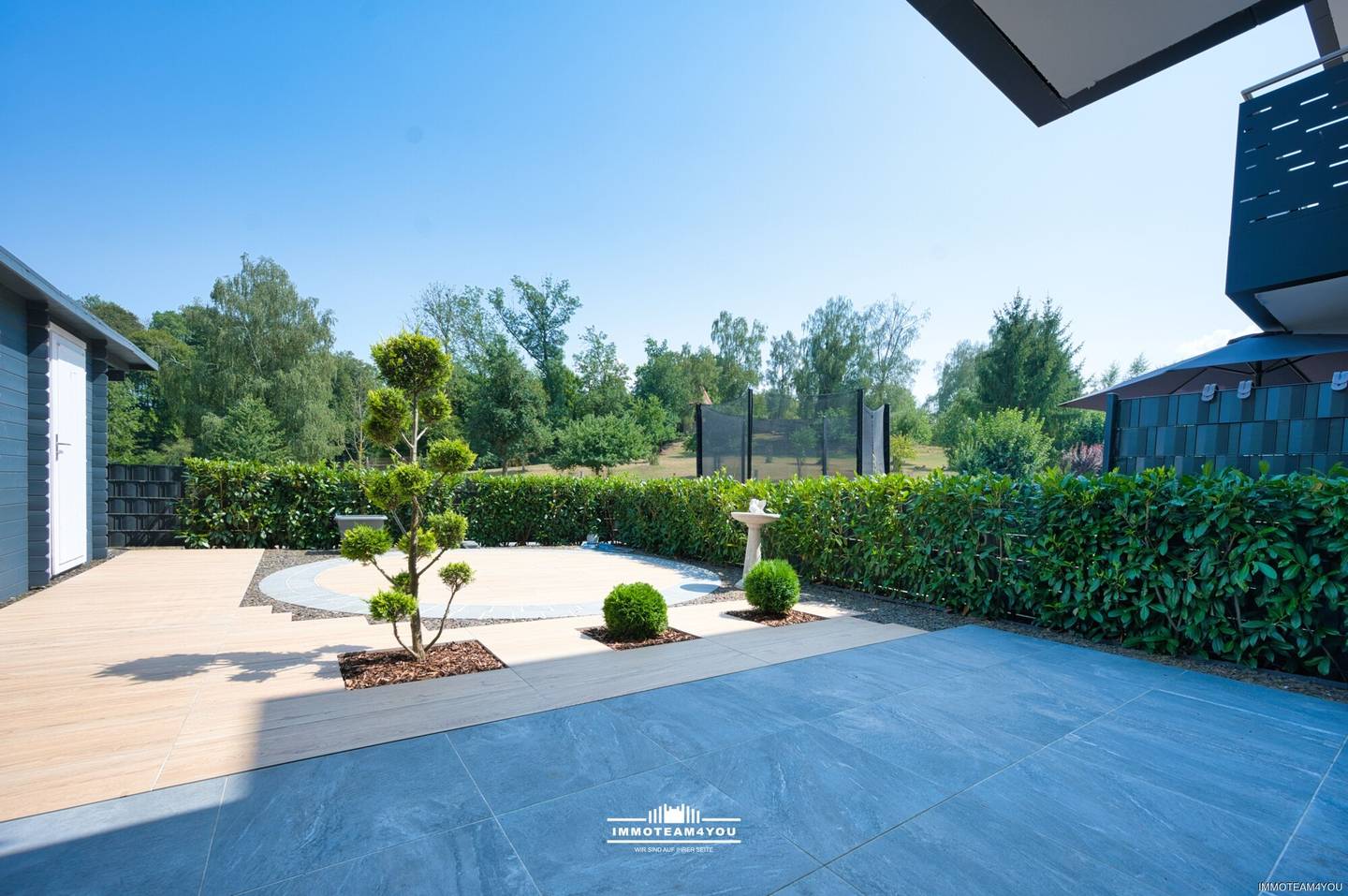 Ground floor apartment with private garden and pool