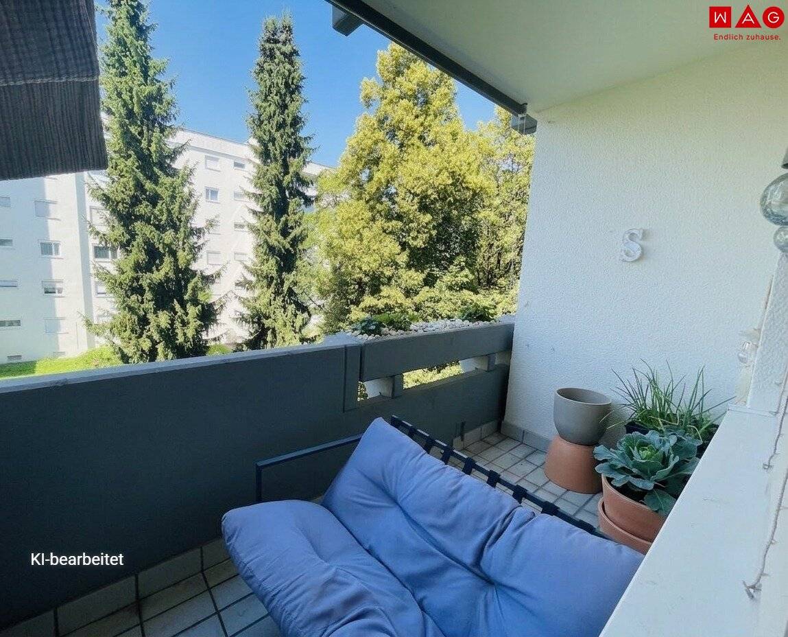 Relaxed living in a top location with excellent infrastructure and a stunning loggia Surrounded by green spaces and yet close to the center