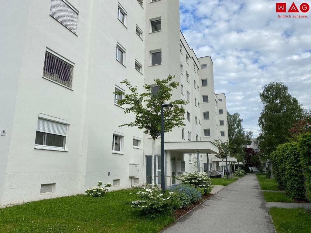 Relaxed living in a top location with excellent infrastructure and a stunning loggia Surrounded by green spaces and yet close to the center