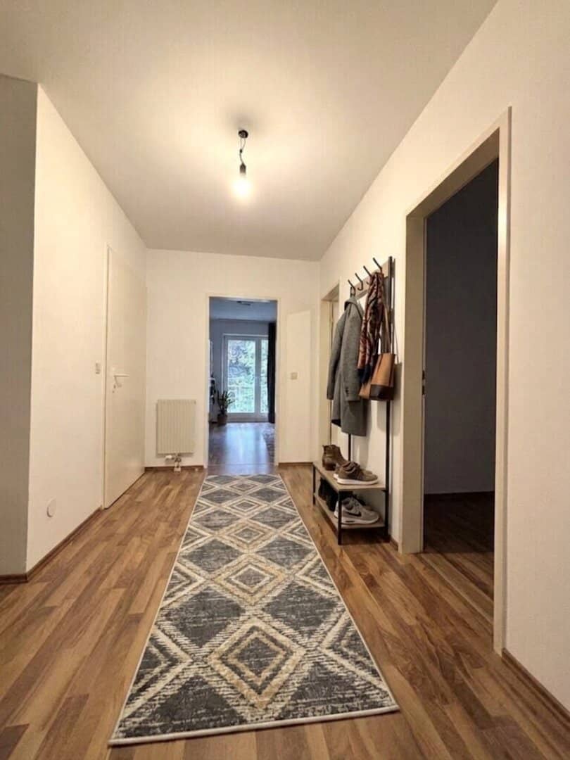 1180! Charming 2-room apartment with loggia, balcony and garage parking space in sought-after Währing location! Leased for a fixed term!