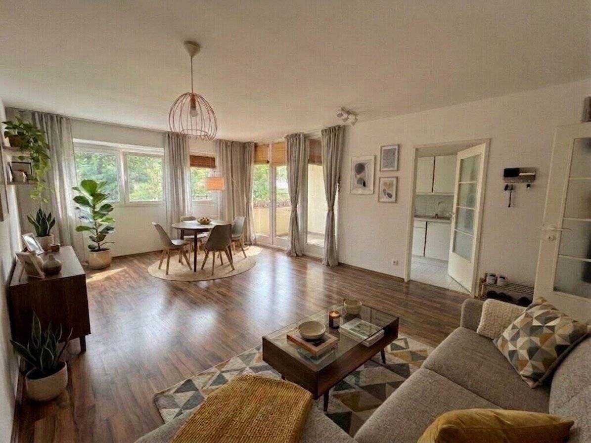 1180! Charming 2-room apartment with loggia, balcony and garage parking space in sought-after Währing location! Leased for a fixed term!
