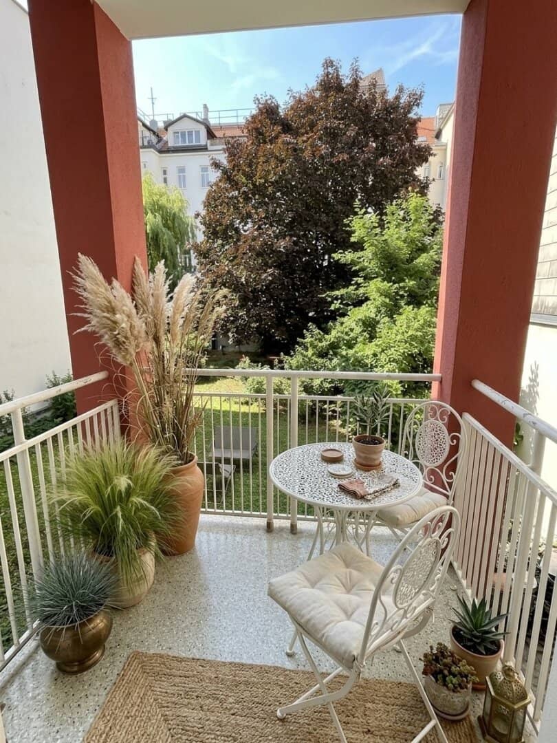1180! Charming 2-room apartment with loggia, balcony and garage parking space in sought-after Währing location! Leased for a fixed term!