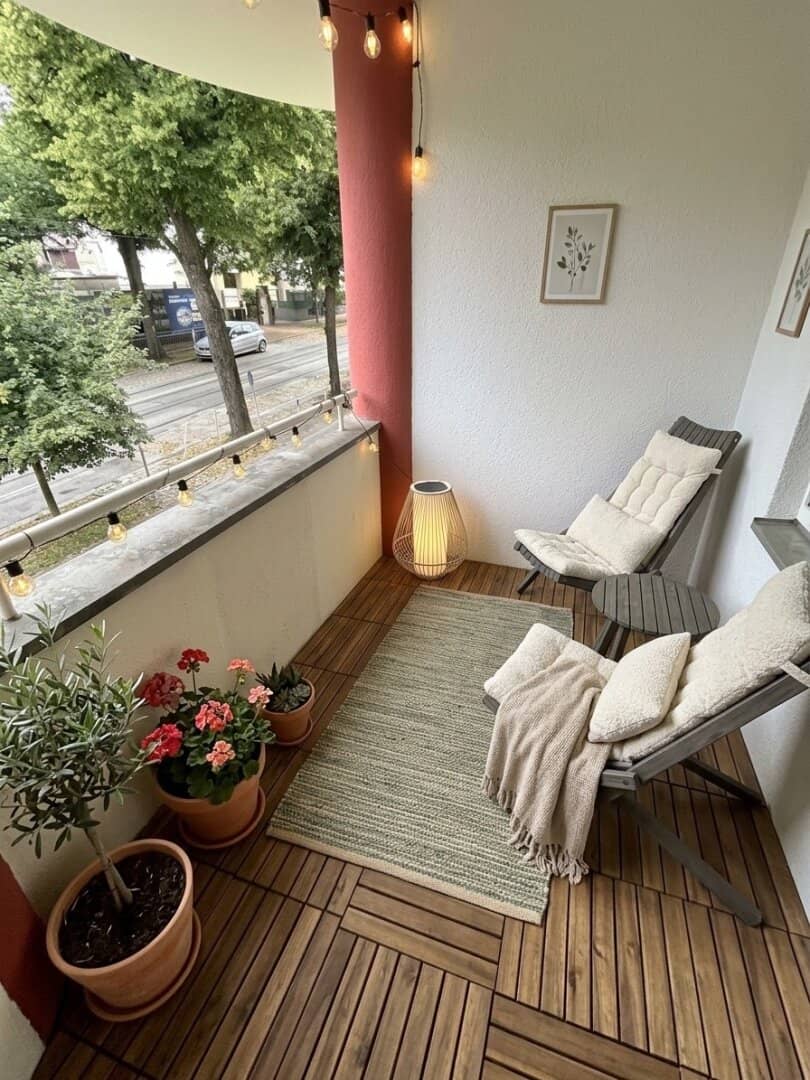 1180! Charming 2-room apartment with loggia, balcony and garage parking space in sought-after Währing location! Leased for a fixed term!