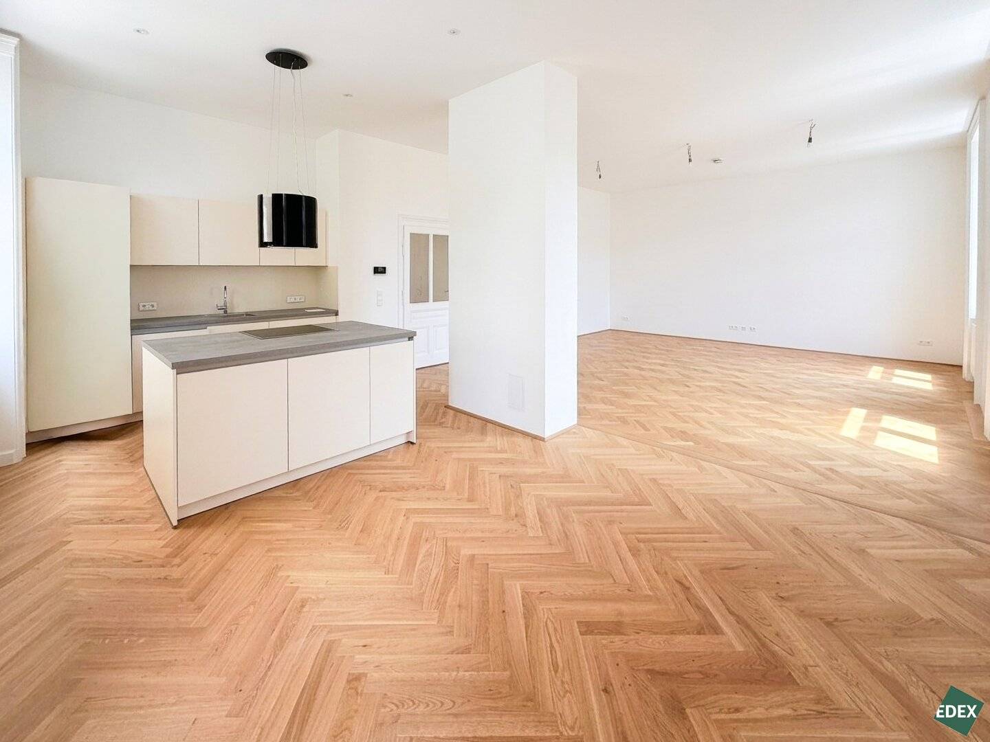 First occupancy after renovation: Dream 4-room period apartment with modern amenities