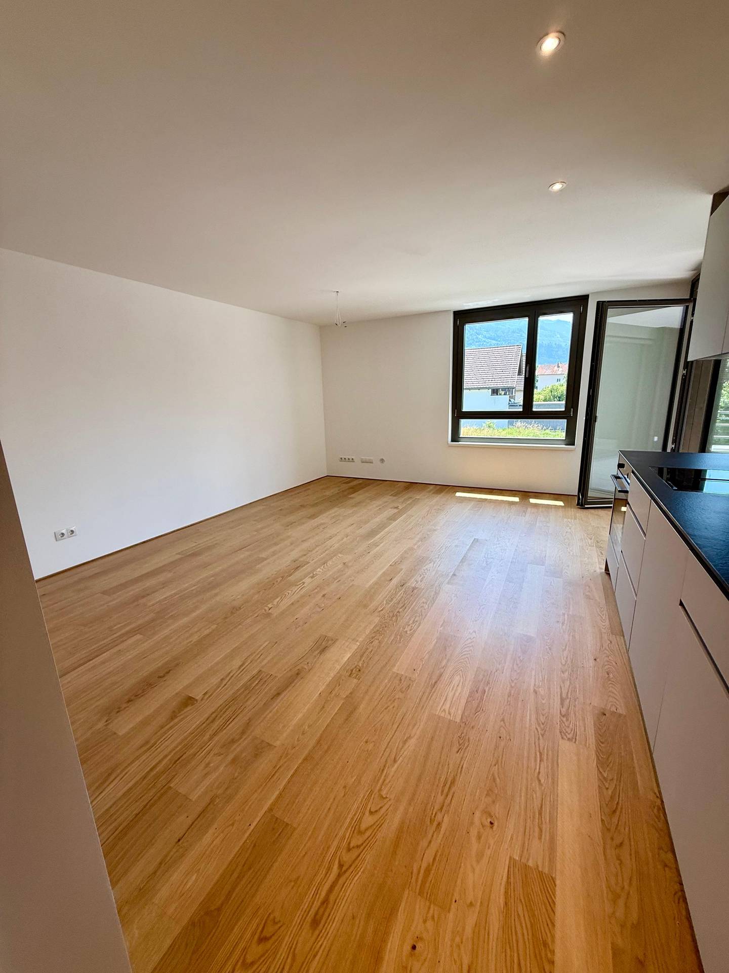 Bright apartment with sunny balcony and underground parking