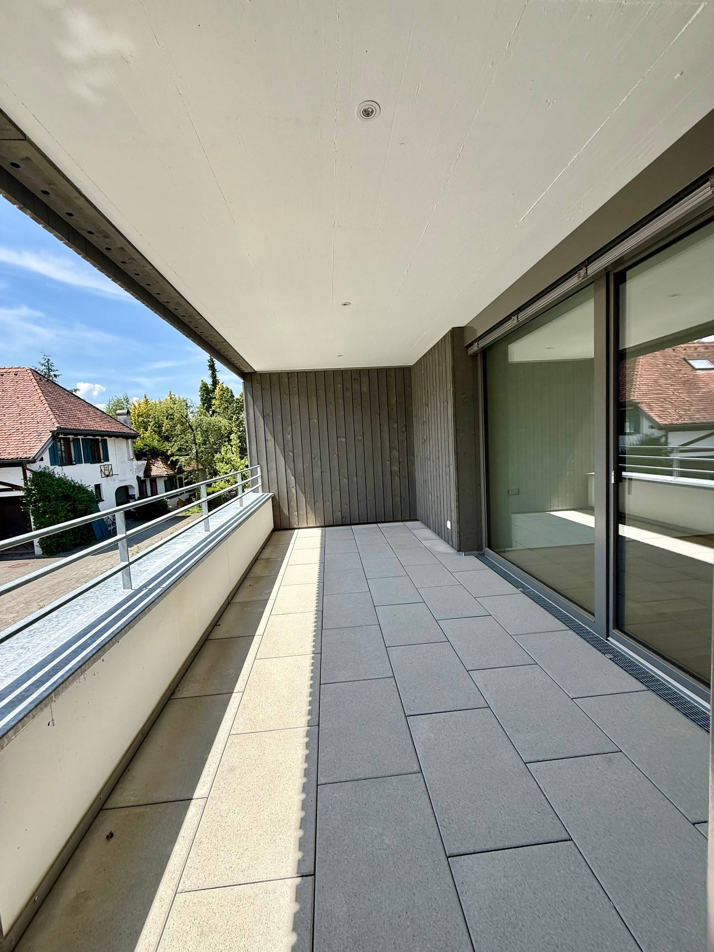 Bright apartment with sunny balcony and underground parking