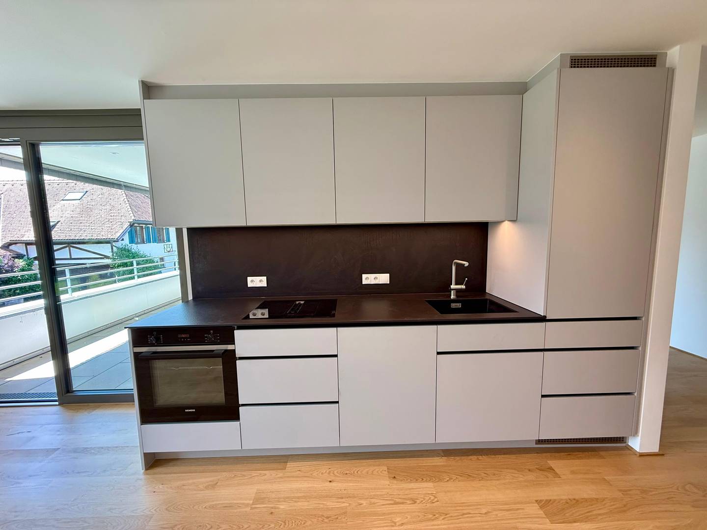 Bright apartment with sunny balcony and underground parking