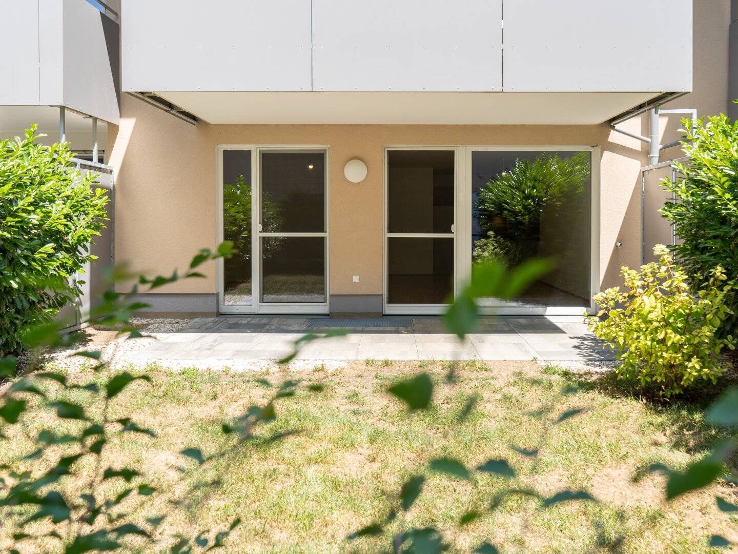 GARTENplatz.OBERNDORF | Neuwertige 2-Zimmer-Gartenwohnung mit Tiefgaragen- &amp; Außenstellplatz