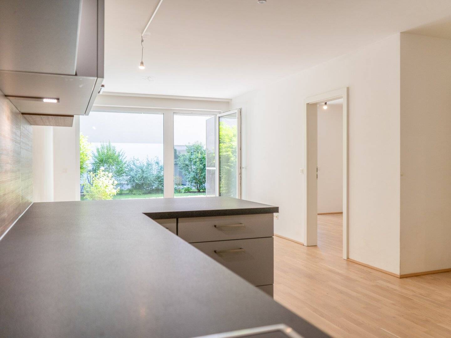 GARTENplatz.OBERNDORF | Neuwertige 2-Zimmer-Gartenwohnung mit Tiefgaragen- &amp; Außenstellplatz