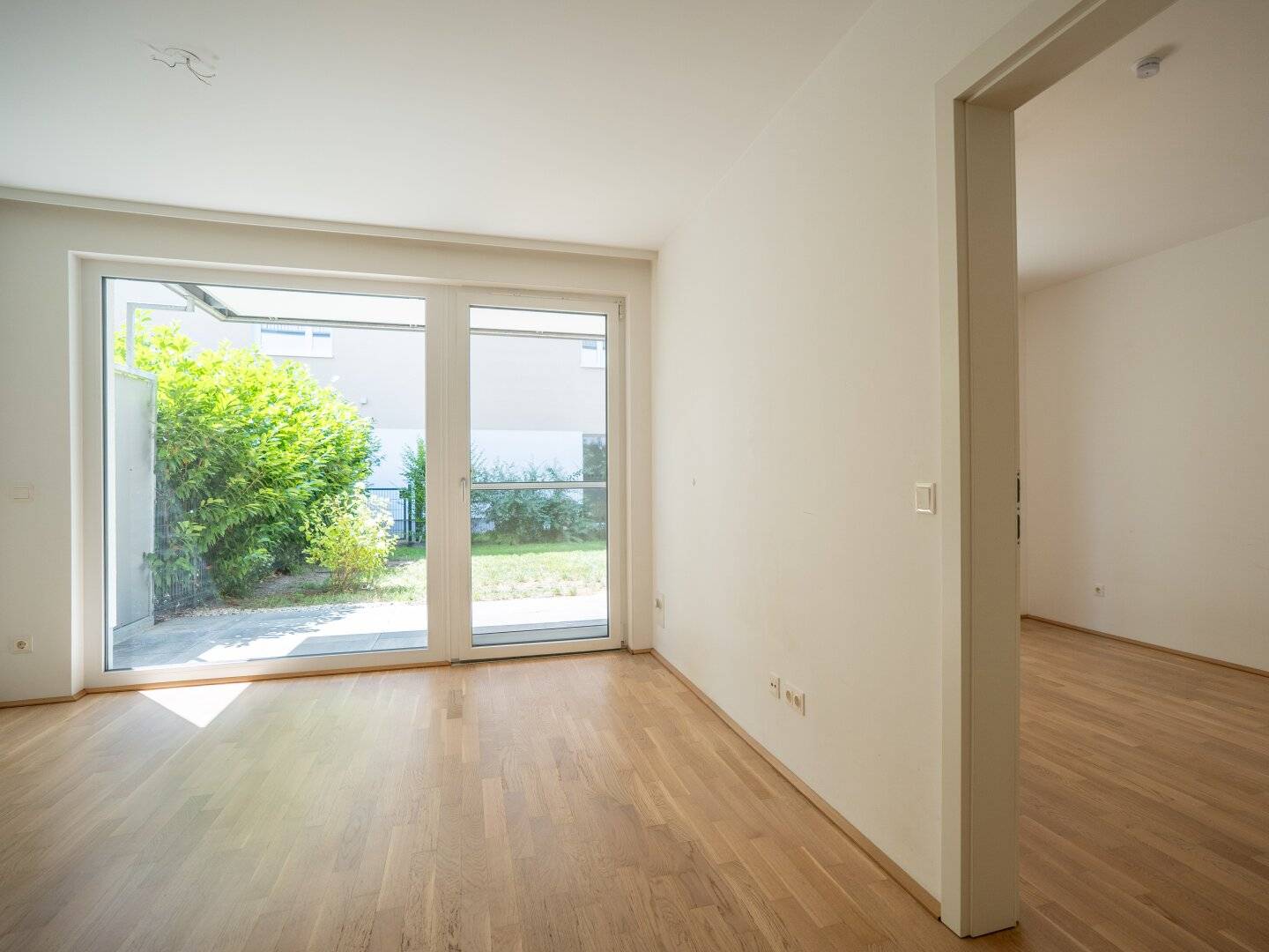 GARTENplatz.OBERNDORF | Neuwertige 2-Zimmer-Gartenwohnung mit Tiefgaragen- &amp; Außenstellplatz